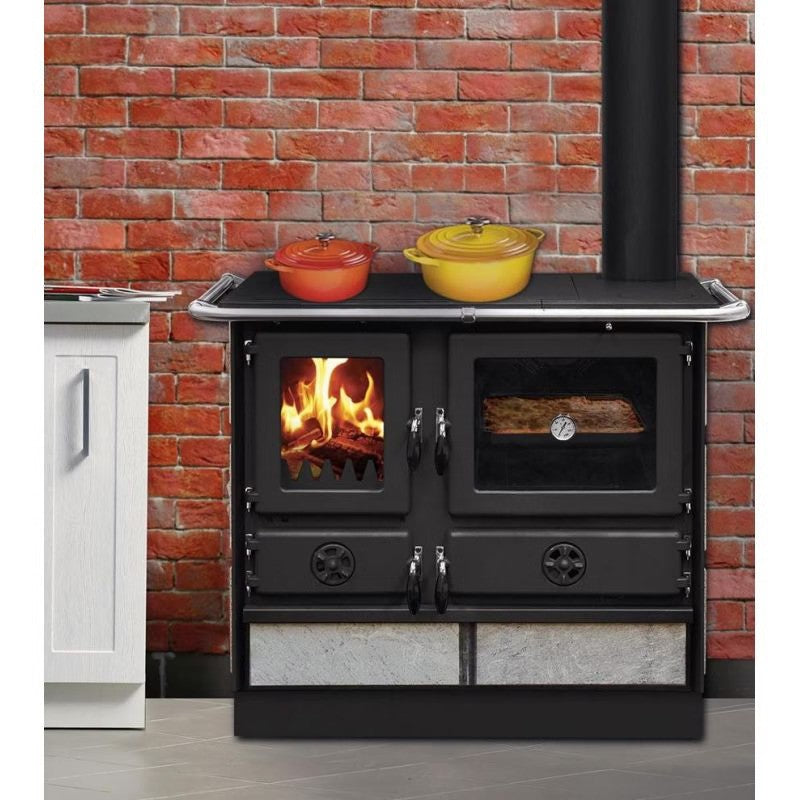 A Magnum SD Pierre da Interstoves é uma lareira a lenha de 9,5 kW com um rendimento de 76 %, ideal para aquecer grandes ambientes. Equipado com forno em pedra-ollaire, grelha em ferro fundido e bandeja para forno incluída, oferece alto desempenho tanto para aquecimento quanto para cozinhar, combinando funcionalidade e robustez em um único aparelho.